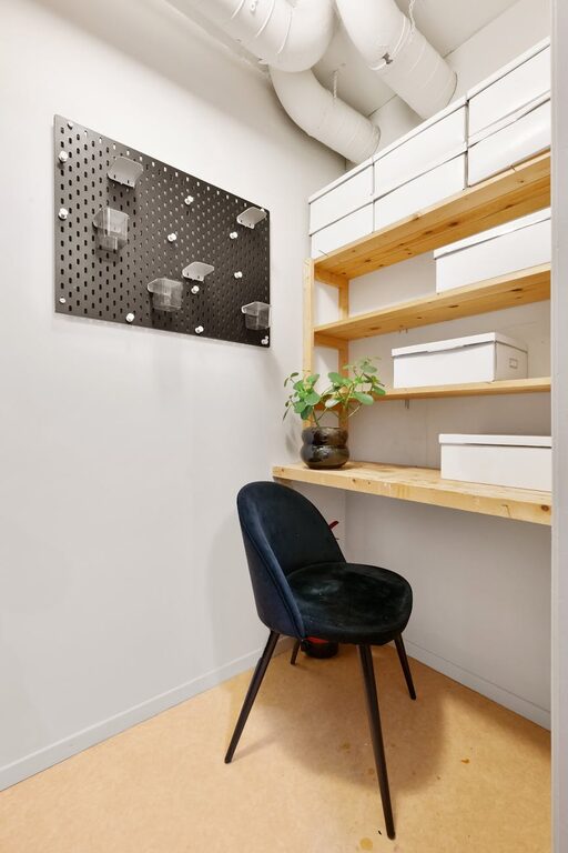 Poradnik krok po kroku: Jak efektywnie organizować przestrzeń w małym mieszkaniu